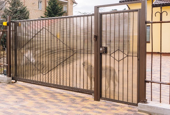 Купить ворота из профлиста с элементами ковки, с металлическими столбами в рамке или под дерево в Тюмени от 156511 руб
